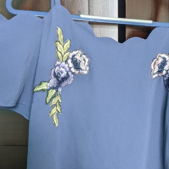 NWOT Floral Embroidered Scallop Neckline Blouse - Picture 2 of 3